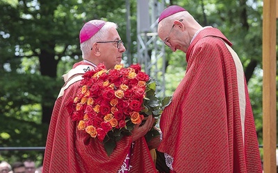 ▲	W ramach podziękowania abp Galbas wręczył odchodzącemu na emeryturę abp. Skworcowi bukiet złożony z 75 róż.