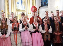 ▲	Młodzi w Podegrodziu założyli odświętne lachowskie stroje.