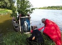 ▲	Udział w procesji lub przyjście pieszo do kościoła to jeden z warunków uzyskania odpustu w lesie Bielańskim.