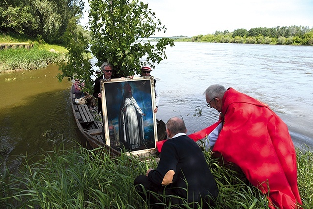 ▲	Udział w procesji lub przyjście pieszo do kościoła to jeden z warunków uzyskania odpustu w lesie Bielańskim.