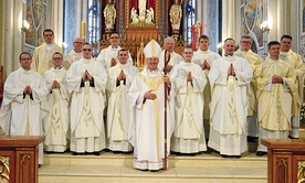 Neoprezbiterzy z ordynariuszem oraz członkami zarządu Wyższego Seminarium Duchownego w Radomiu.