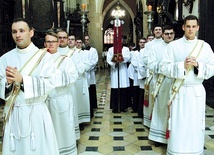 ▲	Przyszli księża na chwilę przed rozpoczęciem Mszy św.