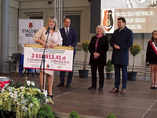 Małgorzata Kalinka z czekiem na budowę hali sportowej.