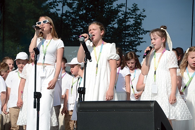 Ubrani na biało mali artyści przygotowali 10 utworów.