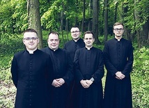 Nowi prezbiterzy diecezji świdnickiej: (od lewej): ks. Adrian Pliszka, ks. Jakub Zajadły, ks. Wojciech Wiewióra, ks. Mariusz Pastuszyński, ks. Patryk Kruk.