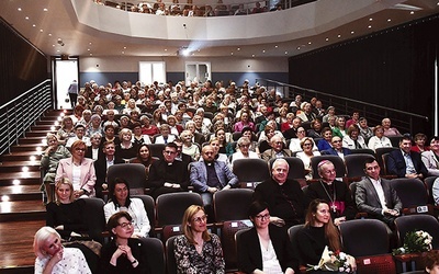 ▲	Uroczysta jubileuszowa gala odbyła się 26 maja w teatrze. A w kolejnych dniach były bal i Msza św.