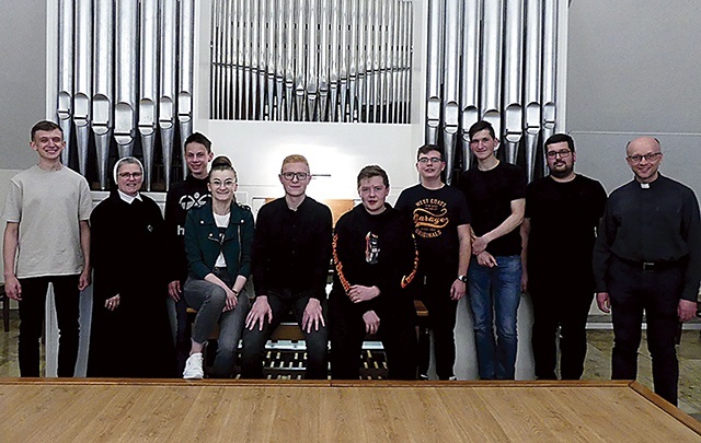 Słuchacze szkoły z ks. Krzysztofem Kurnikiem.