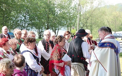 Podczas Eucharystii przy kapliczce.