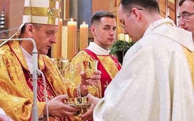 Z rąk biskupa neoprezbiterzy przyjęli patenę i kielich mszalny.