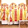 Neoprezbiterzy wraz z biskupem oraz przełożonymi z WSD. 