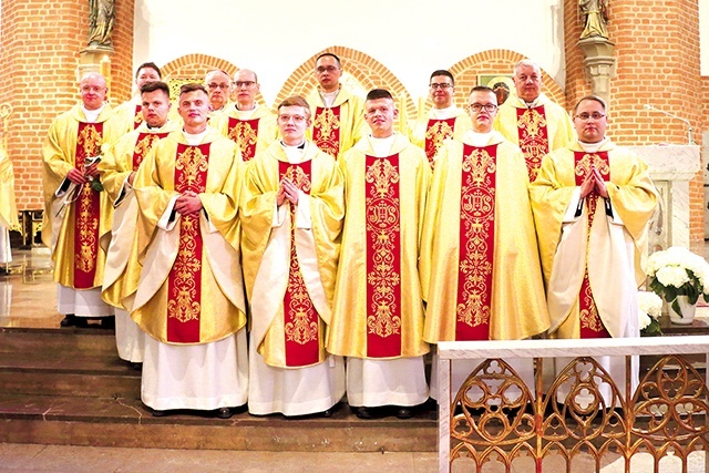 Neoprezbiterzy wraz z biskupem oraz przełożonymi z WSD. 