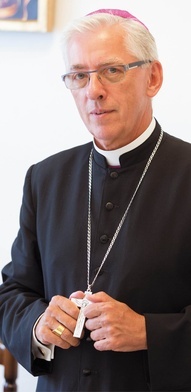 Abp Wiktor Skworc został metropolitą katowickim pod koniec listopada 2011 roku. W maju br., w związku z ukończeniem 75. roku życia, złożył rezygnację z urzędu na ręce papieża Franciszka.