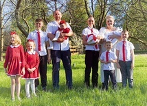 Rodzina Dominiki i Vince’a liczy trzynaście osób. Niedługo, gdy Charlie przyjedzie ze szpitala do domu, będą w komplecie. Ich życie to obecnie ciągłe podróże do szpitala w Krakowie i opieka nad niemowlętami.