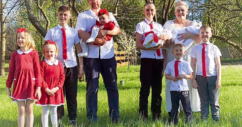 Rodzina Dominiki i Vince’a liczy trzynaście osób. Niedługo, gdy Charlie przyjedzie ze szpitala do domu, będą w komplecie. Ich życie to obecnie ciągłe podróże do szpitala w Krakowie i opieka nad niemowlętami.