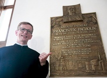 ▲	Bratanek, ks. Andrzej Pacholik SDS, przy tablicy upamiętniającej jego wujka.