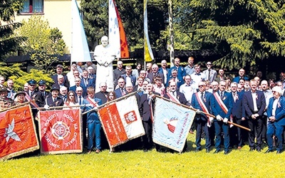 ▲	Uczestnicy jubileuszowego spotkania pod dobrkowskim pomnikiem Jana Pawła II.