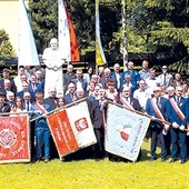 ▲	Uczestnicy jubileuszowego spotkania pod dobrkowskim pomnikiem Jana Pawła II.