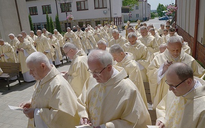 Po Mszy św. w bazylice kapłani modlili się przed kaplicą ostrobramską, jedyną w Polsce wierną repliką tej z Wilna.