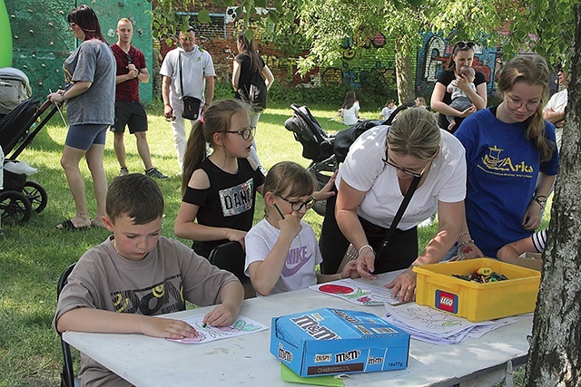 	Dzieciom podobało się nawet kolorowanie rysunków. Wolontariusze i tu spieszyli z pomocą.
