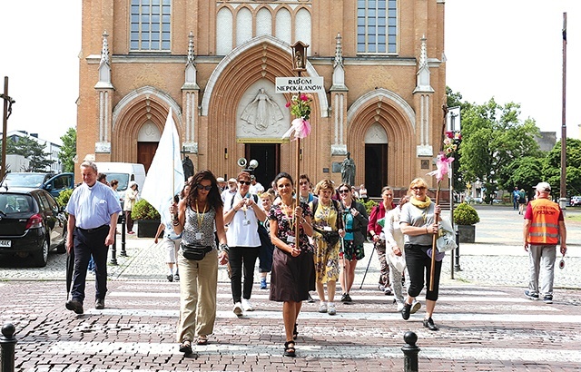 	Podobnie jak w latach ubiegłych pątnicy wyruszą po Mszy św., która sprawowana będzie w radomskiej katedrze. 