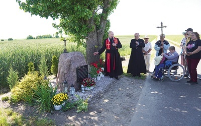 ▲	Tam, gdzie zakonnica została zamordowana, ustawiony został m.in. głaz z czerwonego granitu, przywieziony z terenu dawnych koszar żołnierzy radzieckich.