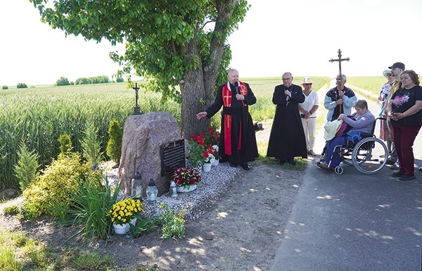 ▲	Tam, gdzie zakonnica została zamordowana, ustawiony został m.in. głaz z czerwonego granitu, przywieziony z terenu dawnych koszar żołnierzy radzieckich.