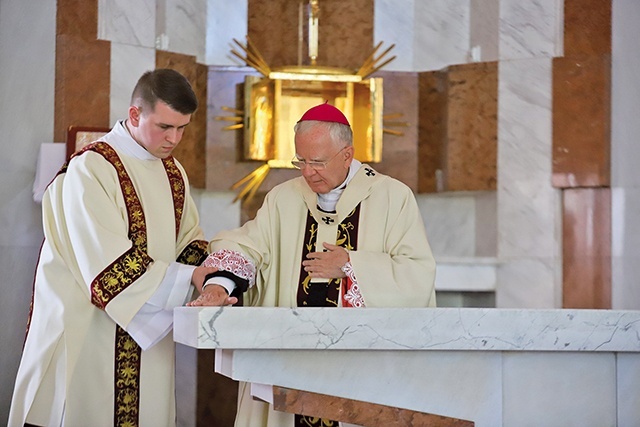 ▲	Moment namaszczenia ołtarza olejami świętymi.