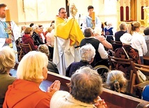 Ks. Szczepan Kobielus udzielił pielgrzymom błogosławieństwa Najświętszym Sakramentem.