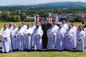 Ks. Piotr Hoffmann i mężczyźni, którzy będą zanosić Jezusa Eucharystycznego chorym.