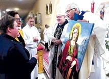 Pielgrzymi przynieśli do ołtarza wykonane przez siebie prace.