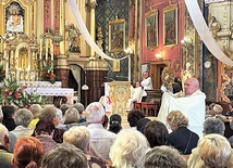Bp Piotr Greger  udzielił indywidualnego błogosławieństwa eucharystycznego. 