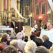 Bp Piotr Greger  udzielił indywidualnego błogosławieństwa eucharystycznego. 