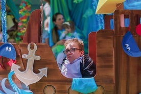 	Dzieci wciągnęły widzów w świat, w którym wszyscy się kochają bezinteresownie i bezwarunkowo.