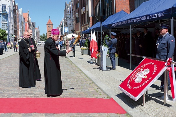 Chorągiew poświęcił  bp Jacek Jezierski.