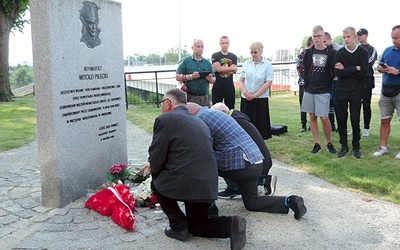 Zgromadzeni przy pomniku złożyli wiązanki kwiatów i zapalili znicze.