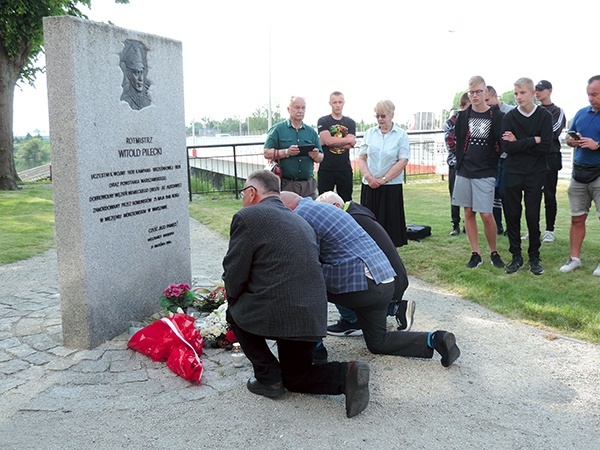 Zgromadzeni przy pomniku złożyli wiązanki kwiatów i zapalili znicze.