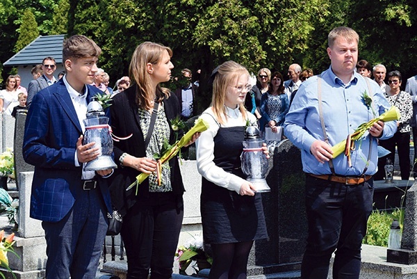 Na grobach złożono znicze i kwiaty ze wstążkami w barwach narodowych.