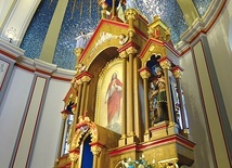 Odrestaurowany ołtarz główny i mozaika  na sklepieniu prezbiterium w kościele Najświętszego Serca Pana Jezusa w Turzu.