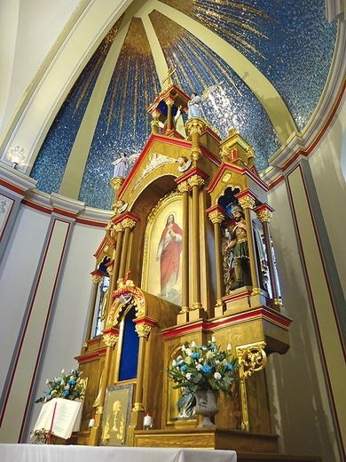 Odrestaurowany ołtarz główny i mozaika  na sklepieniu prezbiterium w kościele Najświętszego Serca Pana Jezusa w Turzu.