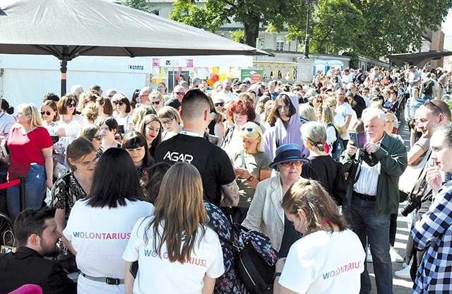 Kolejka po autografy do wielu autorów sięgała daleko poza strefę festiwalową.