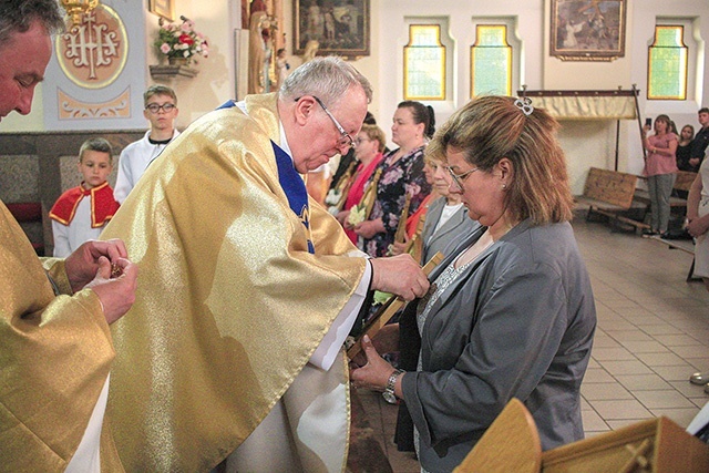 Koronacji dokonali ks. proboszcz Józef Sykosz i o. Romuald Kszuk.