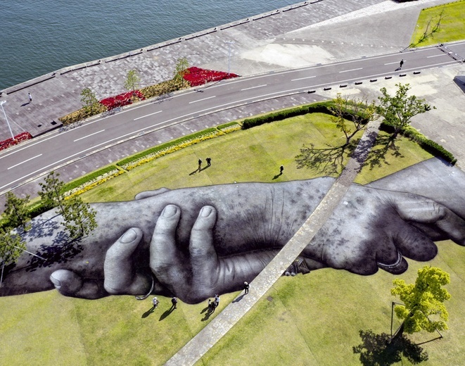 Projekt artystyczny, który na trawniku nieopodal Nagasaki stworzył Francuz Saype.
2.05.2023
Onoue no Oka,
Japonia