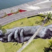 Projekt artystyczny, który na trawniku nieopodal Nagasaki stworzył Francuz Saype.
2.05.2023
Onoue no Oka,
Japonia