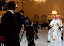 Papież Franciszek dzieli się z widzami swoimi przemyśleniami na temat miłości, marzeń, zmagań z przeciwnościami i pracy.