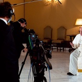 Papież Franciszek dzieli się z widzami swoimi przemyśleniami na temat miłości, marzeń, zmagań z przeciwnościami i pracy.