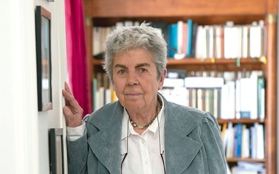 Chantal Delsol(ur. 1947 w Paryżu) – profesor filozofii politycznej, jedna z najciekawszych i najważniejszych postaci współczesnej myśli filozoficznej, określająca się jako neokonserwatystka liberalna. Autorka m.in. „Czasu wyrzeczenia” oraz „Zmierzchu uniwersalności”. Publicystka „Le Figaro”, mieszka w Paryżu.