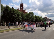 W ostrowieckim familijnym wędrowaniu wzięło udział kilkaset osób.