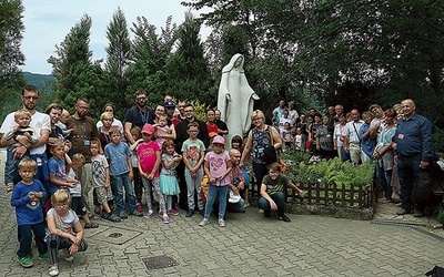 Rodziny, które trzymają się razem, umacniają się nawzajem swoim świadectwem.