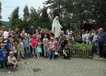 Rodziny, które trzymają się razem, umacniają się nawzajem swoim świadectwem.