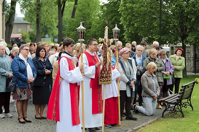 	Podczas Drogi Krzyżowej wokół świątyni.